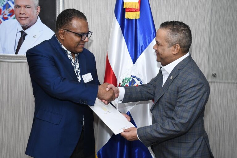 Senador Héctor Acosta recibe proyectos de ley para beneficiar artistas