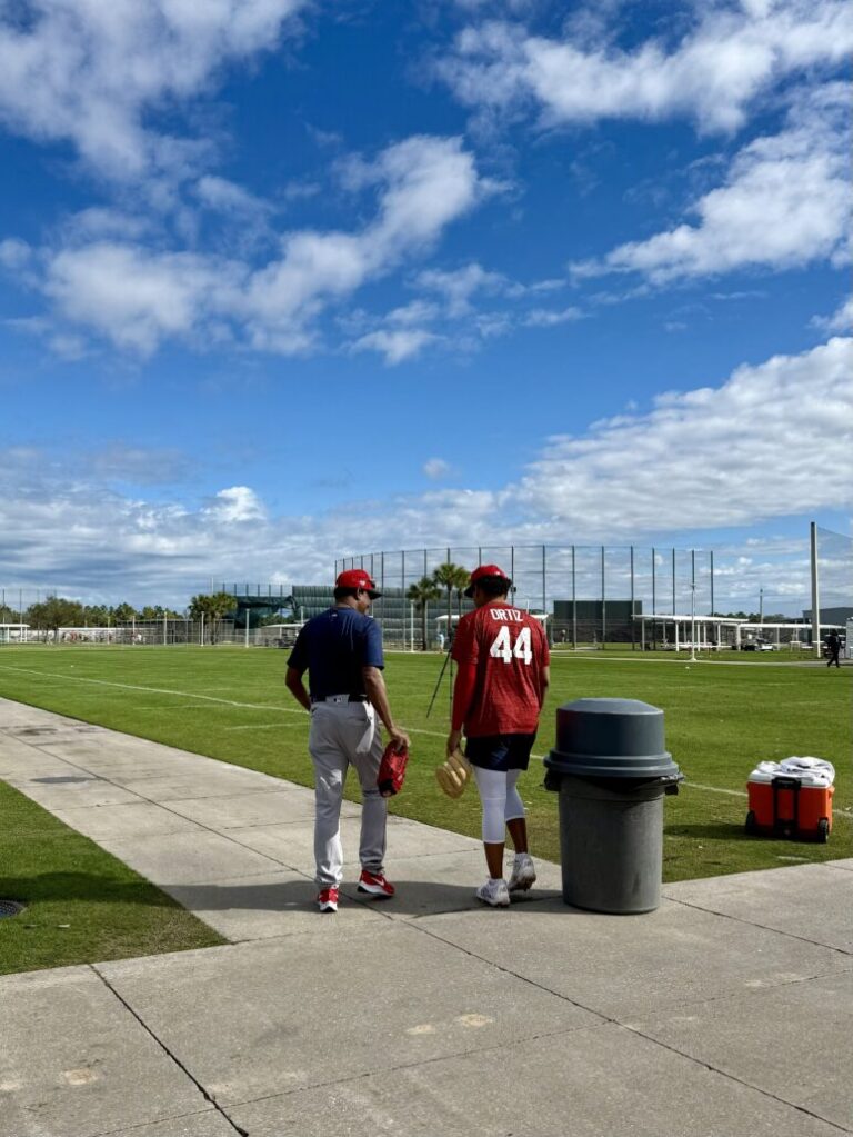 Brayan Bello lanza su primera sesión del campamento bajo la mirada de Pedro Martínez #FVDigital