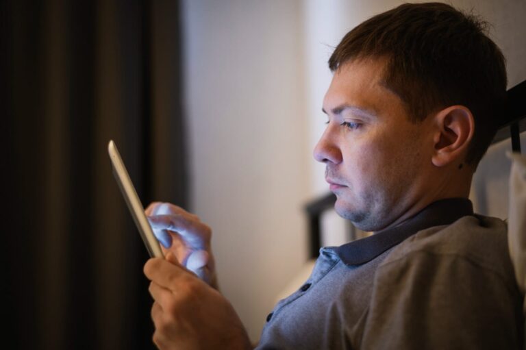 #Salud: Estas son las razones por las que deberías dejar de usar tu móvil como despertador