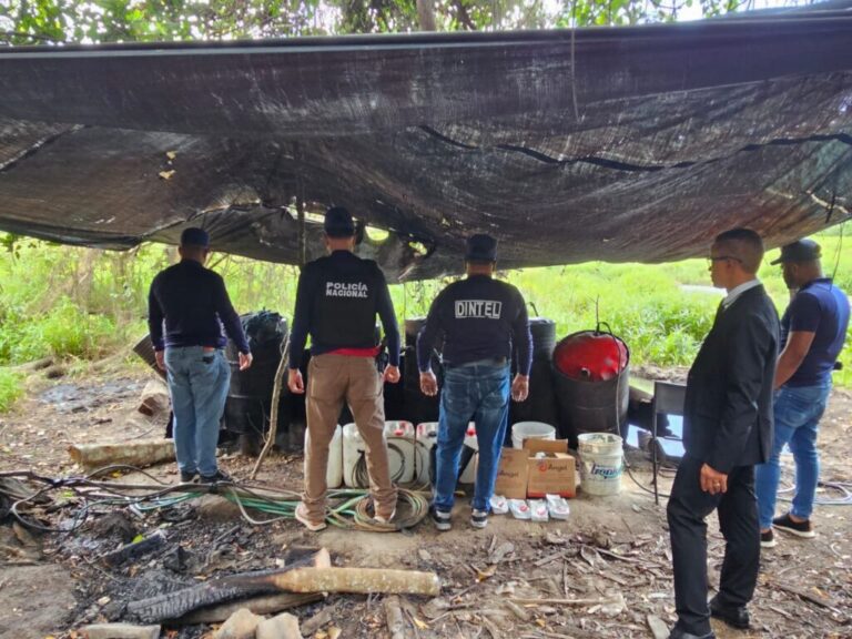 Policiales: DINTEL y Ministerio Público desmantelan cuatro laboratorios clandestinos de alcohol adulterado en Monte Plata