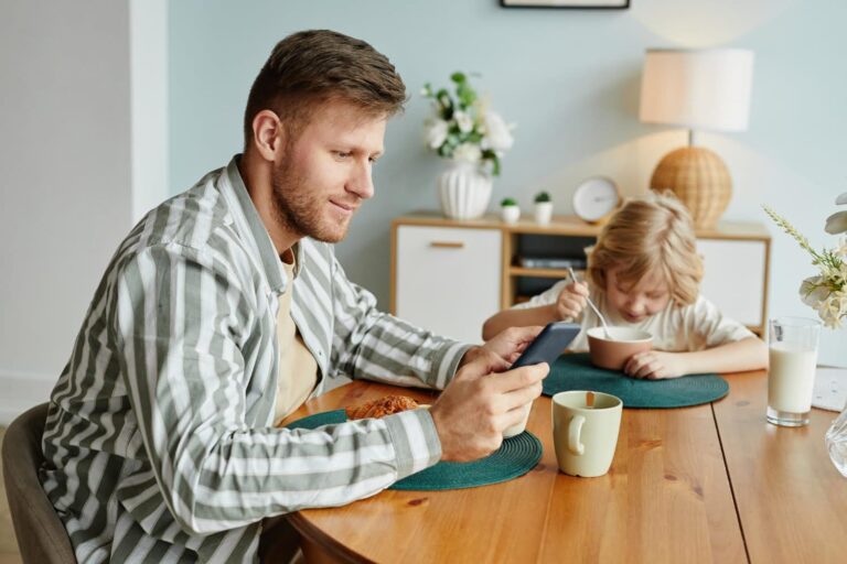 #Salud: Cuando los padres pasan mucho tiempo con sus teléfonos, esto es lo que les sucede a sus hijos