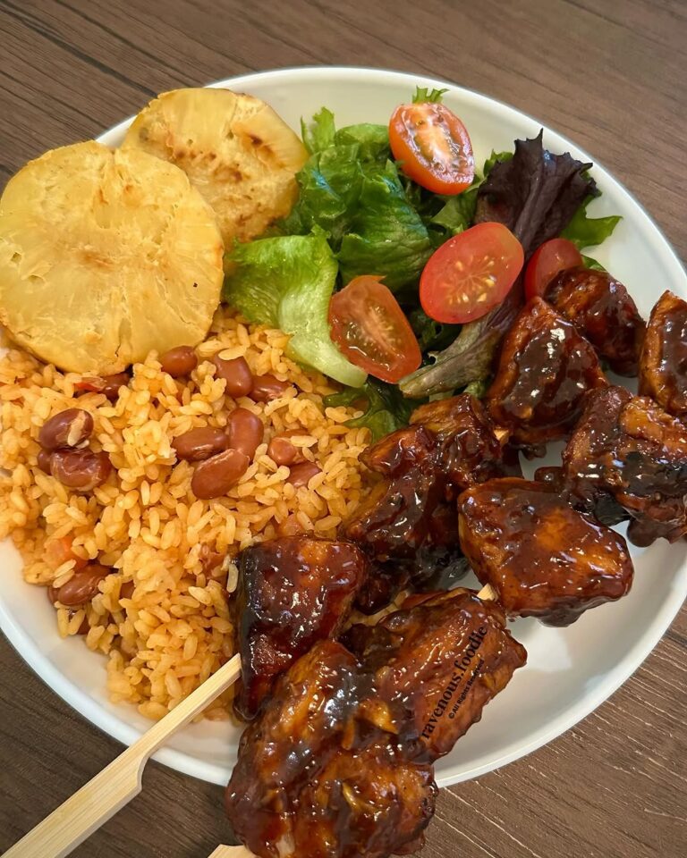 Comida de las 12: Pinchos de cerdo, moro y tostones – #DeInteres   #FVDigital