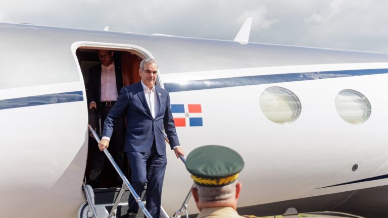 Presidente Abinader regresa a RD tras visita a Uruguay