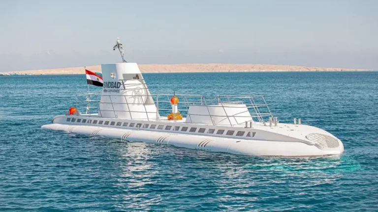 Se hunde submarino en Egipto y deja al menos seis personas muertas