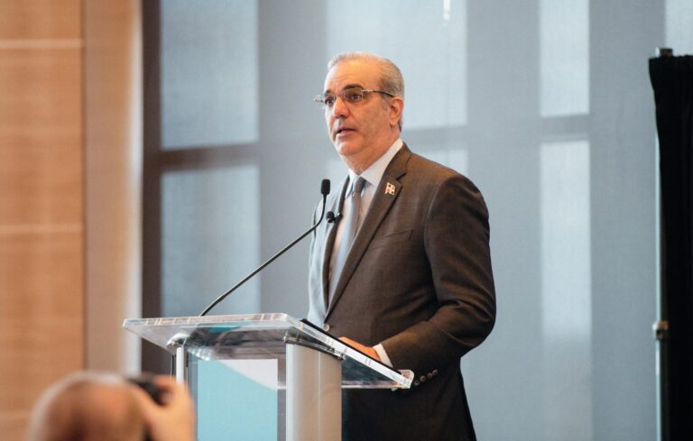 Abinader arremete contra Amnistía Internacional por informe sobre supuesto racismo en RD