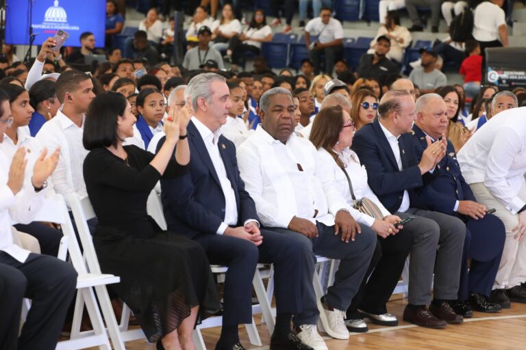 Abinader encabeza graduación e inaugura ampliación de escuela