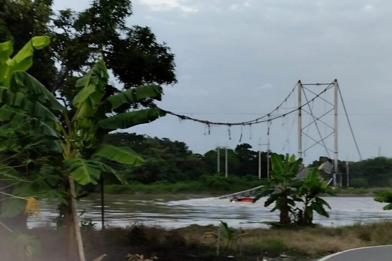 Al menos seis heridos al colapsar puente en río de Ecuador #FVDigital