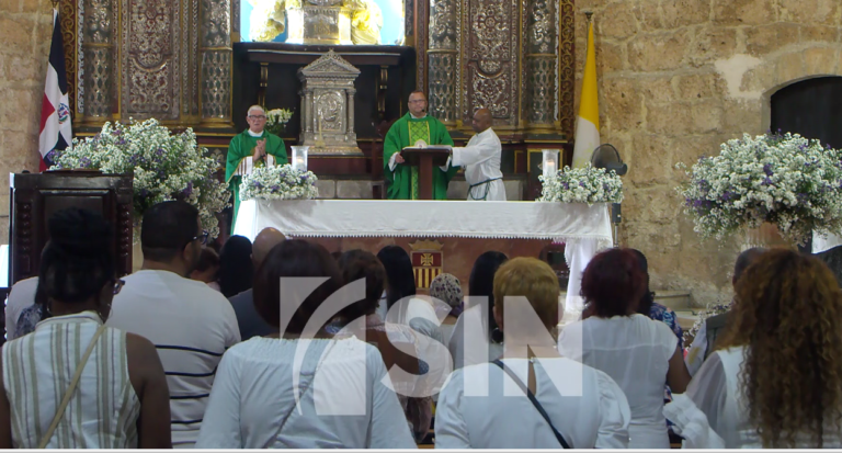Feligreses unidos en oración por la salud del papa 
