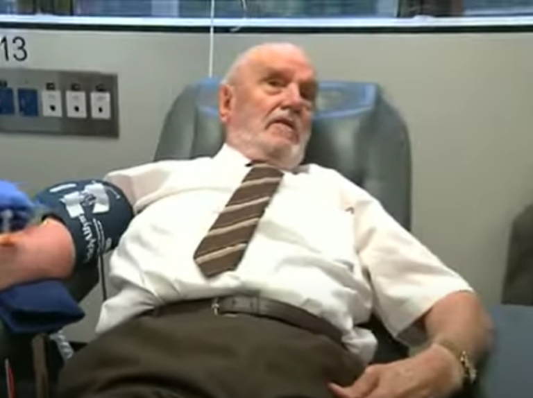 El hombre que les salvó la vida a 2,4 millones de bebés gracias a su sangre – #DeInteres   #FVDigital