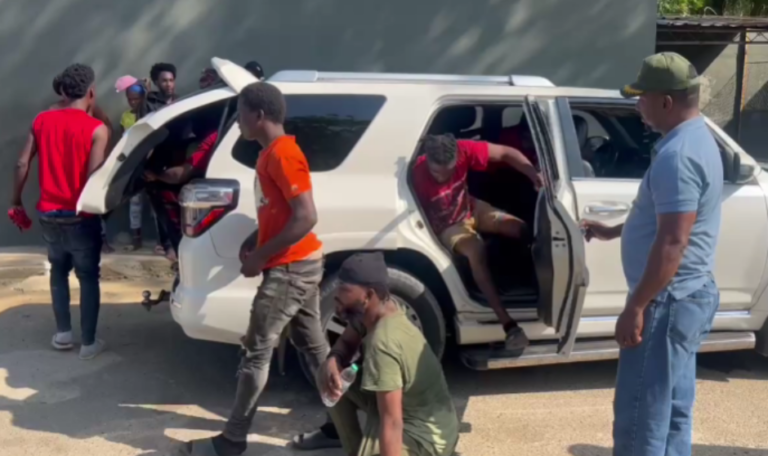 Una yipeta con 23 haitianos (video) – #DeInteres   #FVDigital
