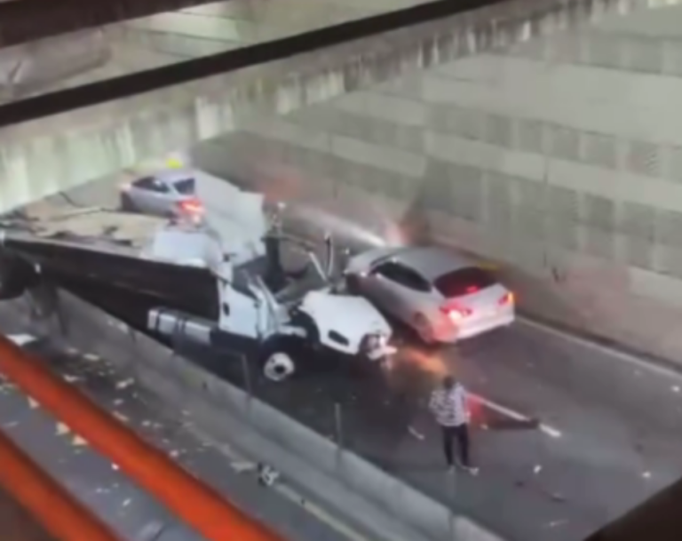 Chofer del camión que cayó en desnivel ‘violó la luz roja’ – #DeInteres   #FVDigital