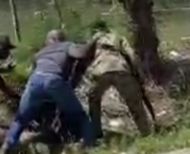 Haitiano intenta desarmar a miembro del Ejército (video) – #DeInteres   #FVDigital