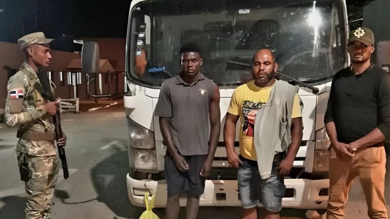 Detienen camionero ocultando haitiano bajo carga de sacos, en Mao, Valverde