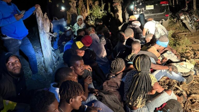 Detienen 65 haitianos ocultándose en un platanal en Mao