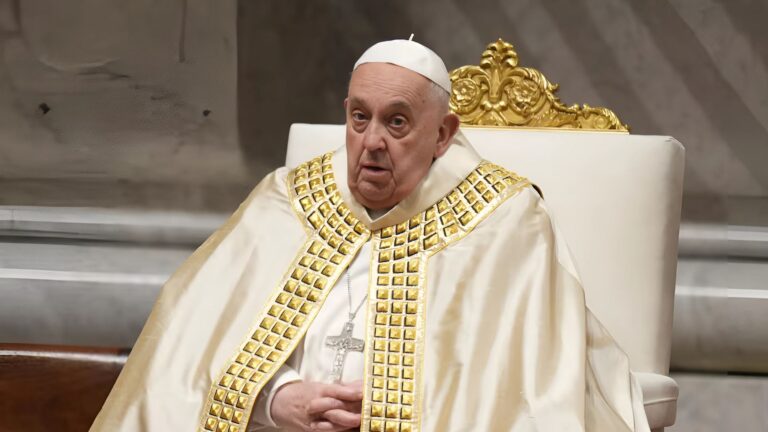 Papa Francisco pasó una noche tranquila y se despertó poco