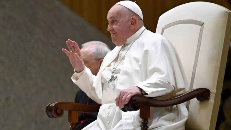 Papa Francisco muestra signos de mejoría dentro de su cuadro complejo