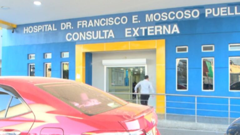 Sigue grave mujer en el Moscoso Puello apuñalada junto a un hijo por su pareja en el Ensanche Espaillat