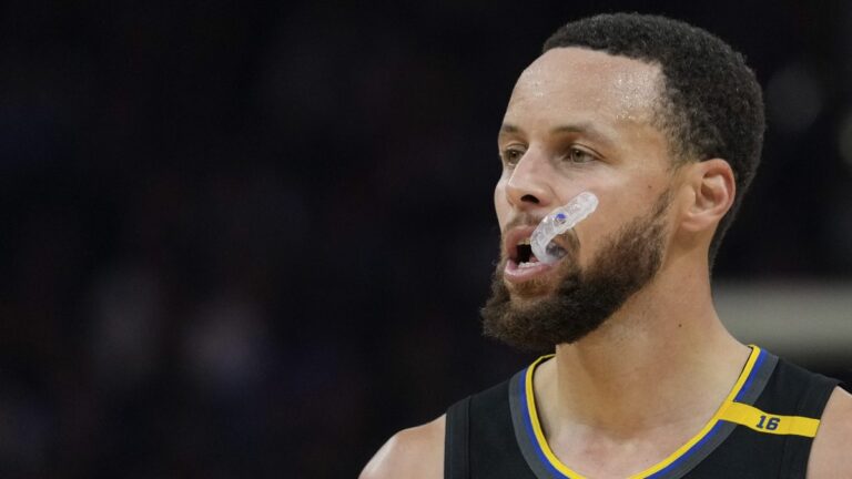 Stephen Curry se hizo viral por encestar un tiro imposible desde las gradas [VIDEO]