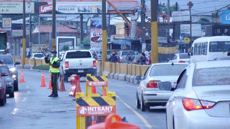 Rechazan agentes Digesett trabajen junto al semáforo