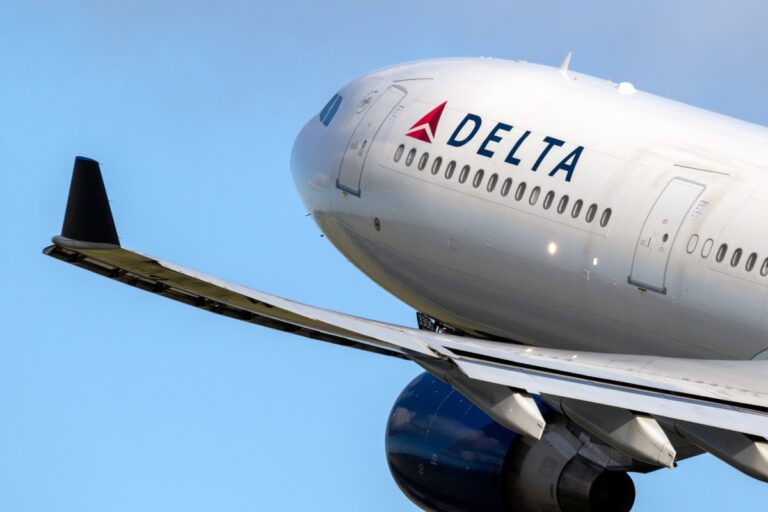 Avión de Delta chocó un ala con la pista al aterrizar en aeropuerto LGA de Nueva York