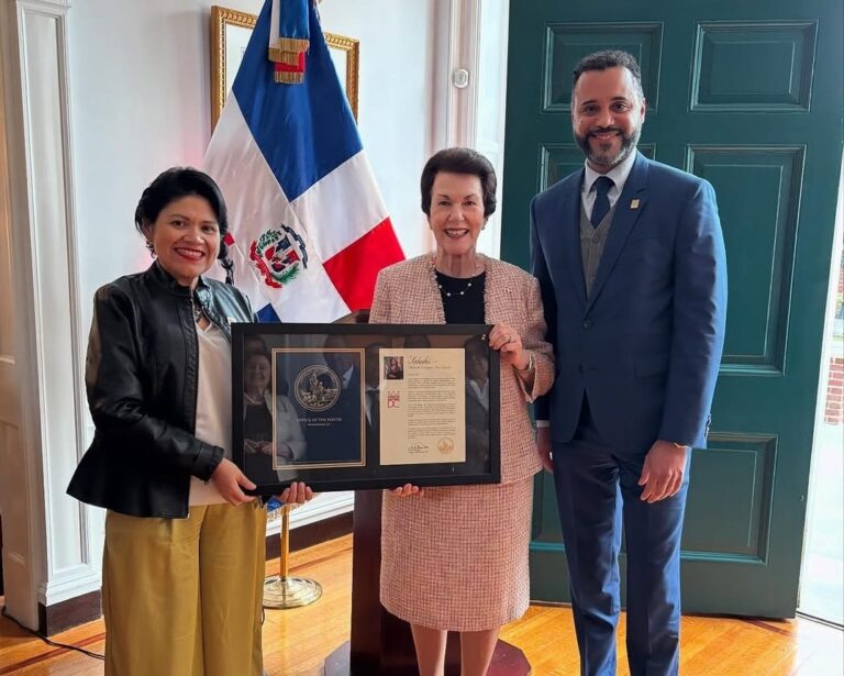 Reconocen labor de Sonia Guzmán frente a la Embajada Dominicana en los Estados Unidos