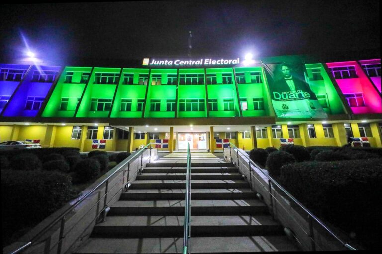 JCE ilumina sede central con colores alusivos al Día Mundial de las Enfermedades Raras