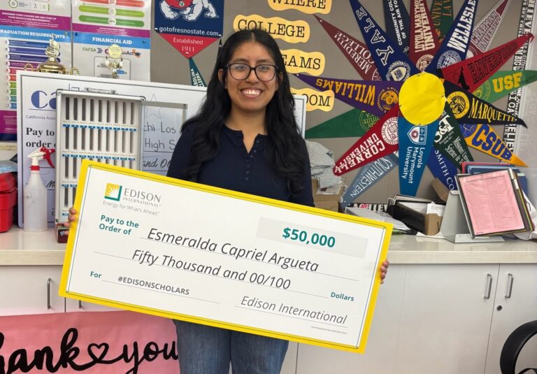 Estudiante de Este de Los Ángeles recibe beca de $50,000 para ir a la universidad #FVDigital