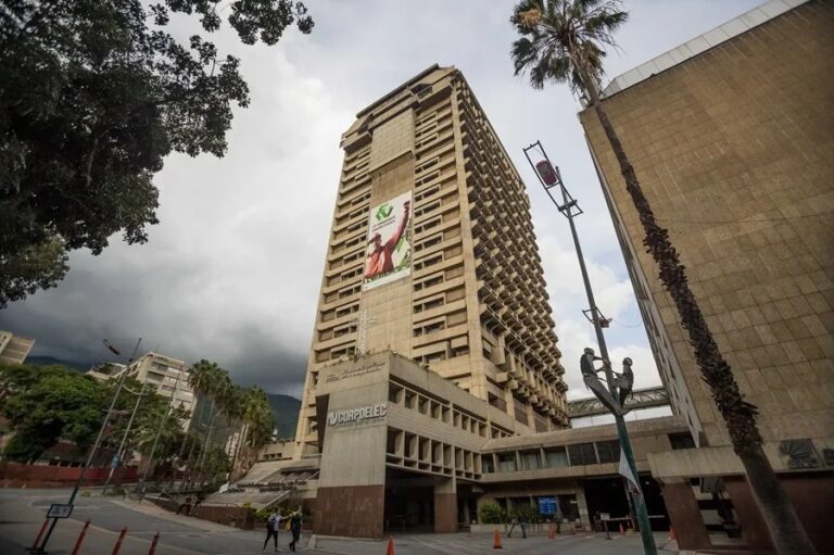 Venezuela reduce jornada laboral en el sector público por seis semanas debido a la sequía