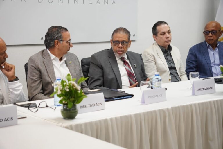 DGDC se reúne con comerciantes e industriales de Santiago