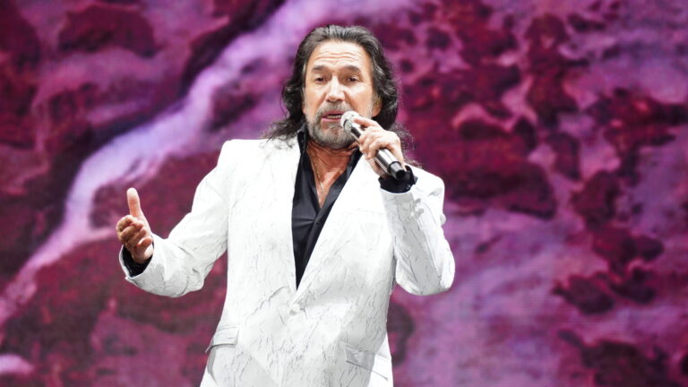 Marco Antonio Solís cautiva a República Dominicana con una noche mágica en el Estadio Quisqueya