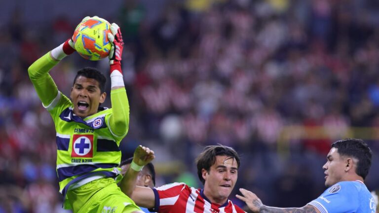 Kevin Mier se luce en la victoria de Cruz Azul 1-0 vs. Chivas en el estadio Jalisco #FVDigital