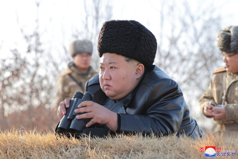 Kim Jong-un supervisa pruebas de avión y drones suicidas con IA #FVDigital