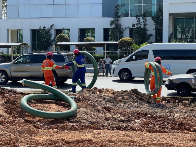 CAASD trabaja en reparación de avería que afecta servicio de agua en varios sectores de SD