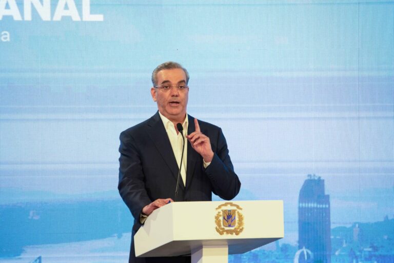 Abinader atribuye alza del dólar a factores internacionales