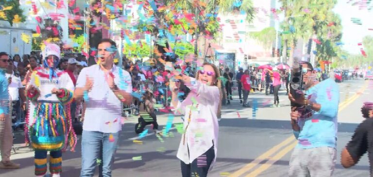 Más de 80 comparsas llenan de colorido el Desfile de Carnaval 2025