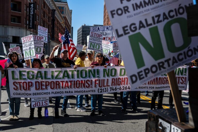 ‘Las redadas no son la solución’, dicen los migrantes desde el centro de Los Ángeles #FVDigital