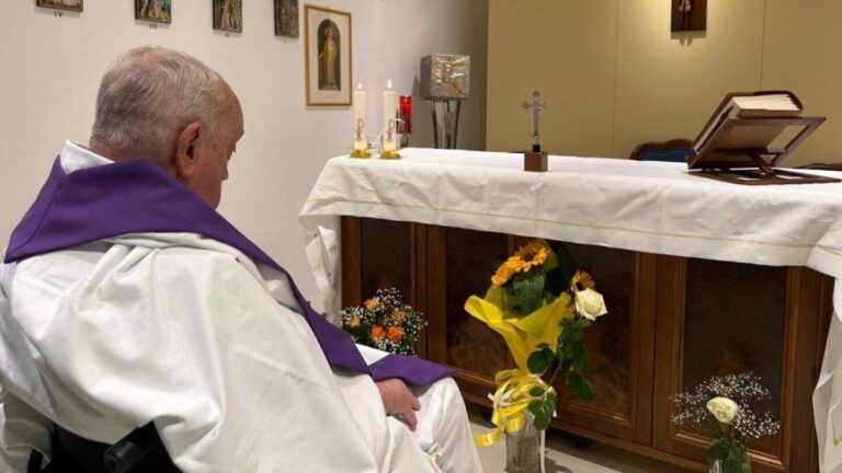 Difunden la primera fotografía del papa Francisco tras un mes hospitalización