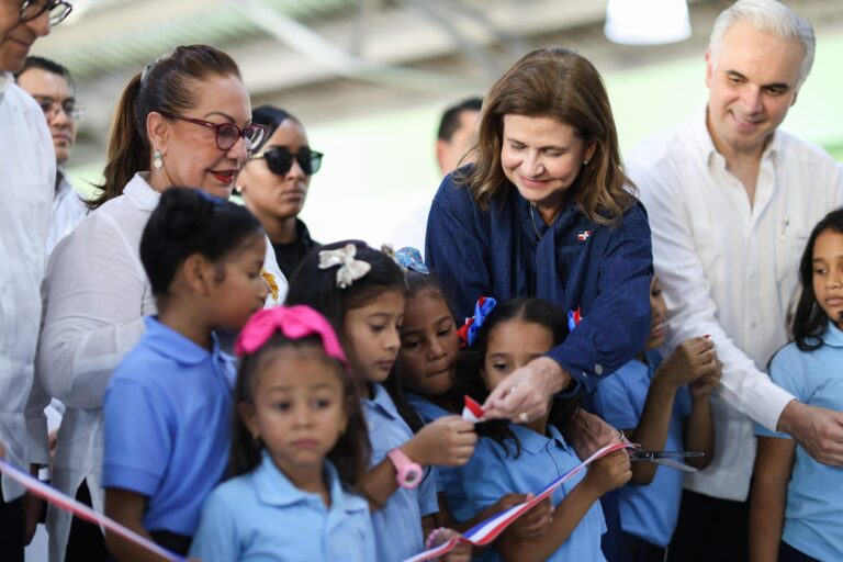 Raquel Peña entrega obras para el abastecimiento de agua y la educación en Santiago