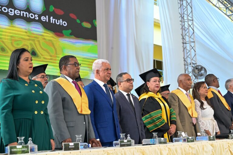 Ricardo de los Santos asiste a graduación ordinaria de UTECO