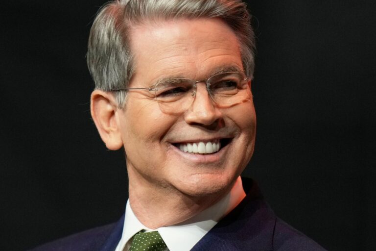 Secretario del Tesoro, Scott Bessent, minimiza caídas en mercado de valores tras aranceles #FVDigital