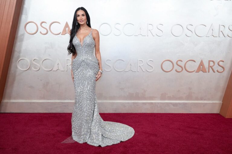 Demi Moore deslumbró en la alfombra roja