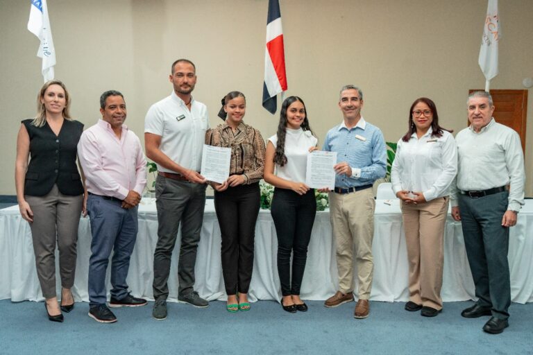 Entregan becas para futuros profesionales del turismo