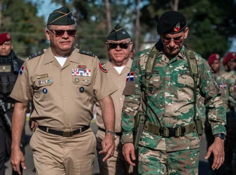 Ministro de Defensa felicita a las Fuerzas Armadas por su destacada participación en el Desfile Militar