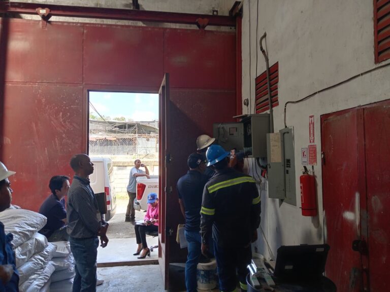 Intervienen fábrica china que se robaba la luz en Santo Domingo Norte