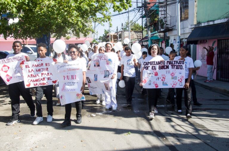 Colegios de SDN marchan en conmemoración al Día de la Mujer