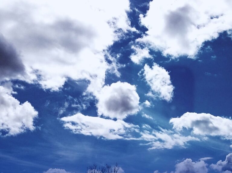 Nubes dispersas y chubascos aislados en algunas provincias este sábado