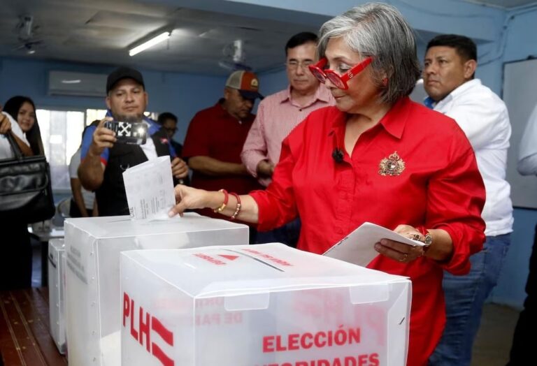 Hondureños votan en comicios primarios en calma pero con retrasos en entrega de material