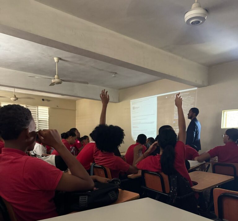 Adolescentes aprenden a detectar fraudes digitales y proteger su identidad en internet