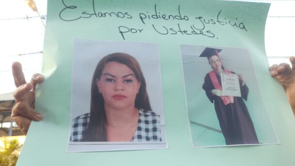 Familiares de las víctimas del doble asesinato en La Vega protestan frente al destacamento policial