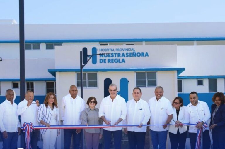 Abinader inaugura hospital provincial en Baní y centro deportivo en Azua